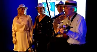 Cyfrowe Andrzejki 2025: niezwykła impreza seniorów z Gminy Wiązowna